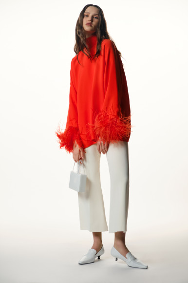 Топ Valentino, водолазка Bottega Veneta, брюки Jil Sander, туфли Toteme, сумка Amina Muaddi