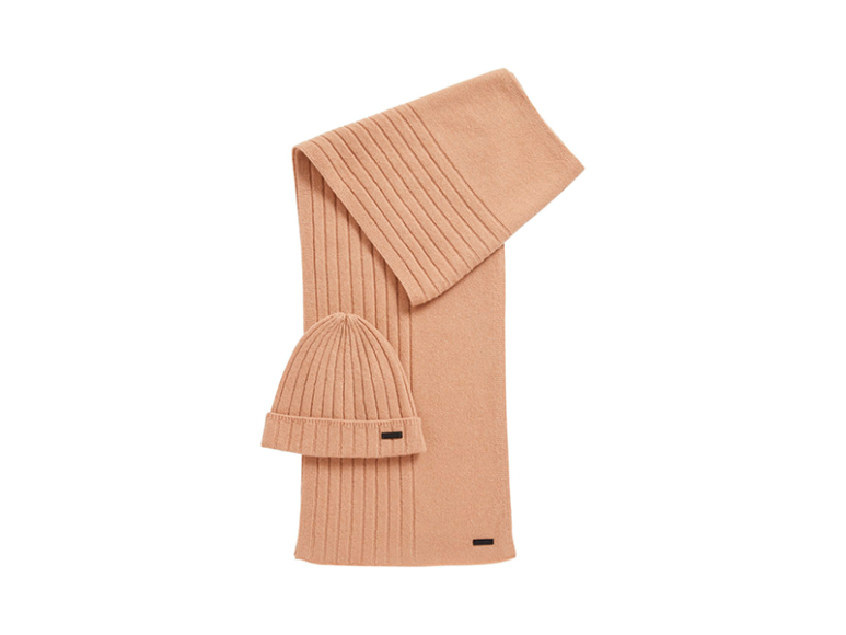 Комплект из шапки и шарфа Hugo Boss, 15 500 руб. (бутики Hugo Boss)