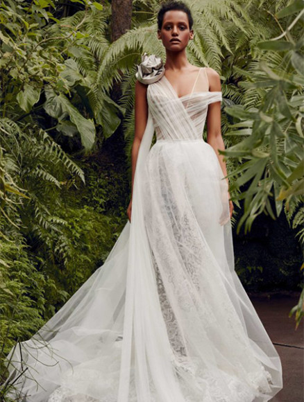 Платье Vera Wang, 547 000 руб. (Wedding by Mercury)