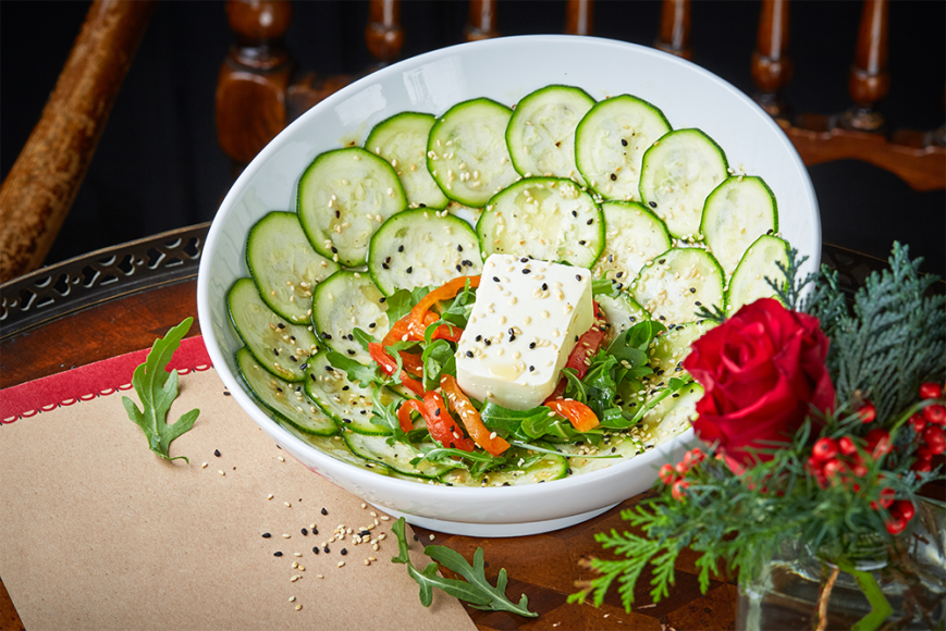 Карпаччо из цуккини с сыром тофу и кунжутным маслом