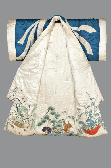 Кимоно для сна. Япония, 1780-1830
Шелковый атлас, узорный атлас, шелковые и металлические нити; ткачество, ручное крашение, рисунок тушью, вышивка