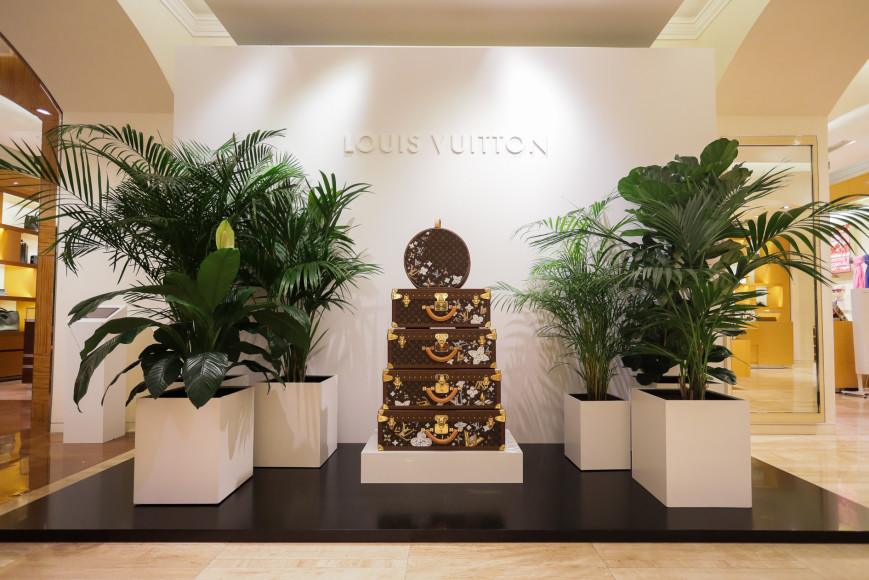 Бутик Louis Vuitton в ГУМе с выставочными экспонатами