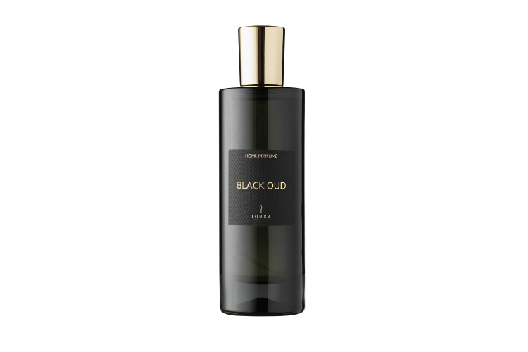 Парфюмированный спрей Black Oud, Tonka с нотами герани, лимона, шафрана, розы, жасмина, кожи, пачули, сандалового дерева и белого мускуса, 4200 руб. («Дом фарфора»)