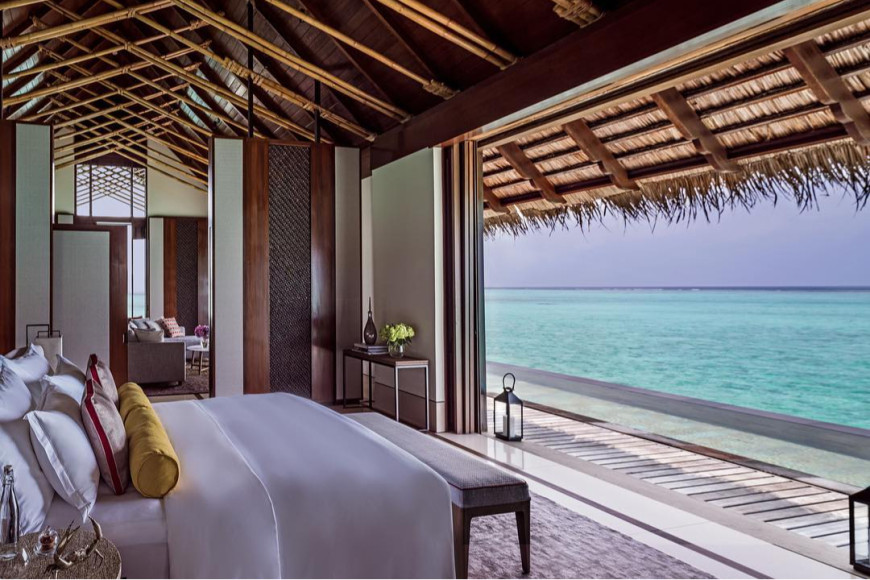 Спальня Grand Water Villa with pool на курорте One&Only Reethi Rah (Мальдивы)