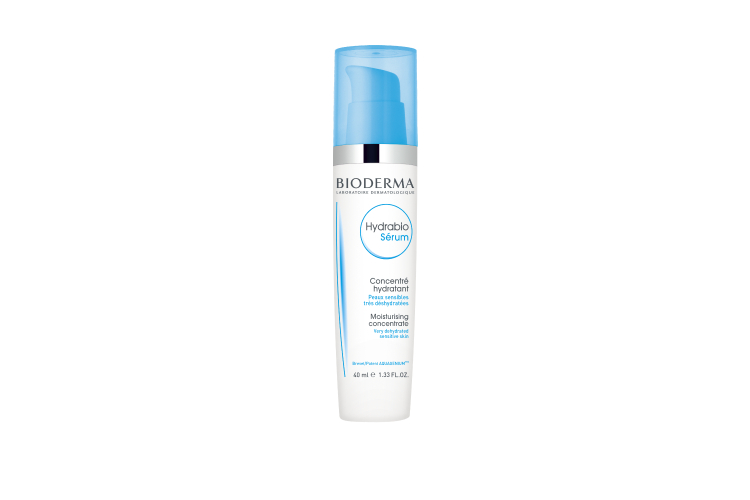 Увлажняющая сыворотка с гиалуроновой кислотой для обезвоженной кожи Hydrabio, Bioderma включает запатентованный компонент Aquagenium, который быстро восстанавливает процессы естественного увлажнения кожи, а также экстракт яблочных косточек, помогающий влаге проникать в глубокие слои кожи, и витамины РР и В3, стимулирующие защитные функции

 