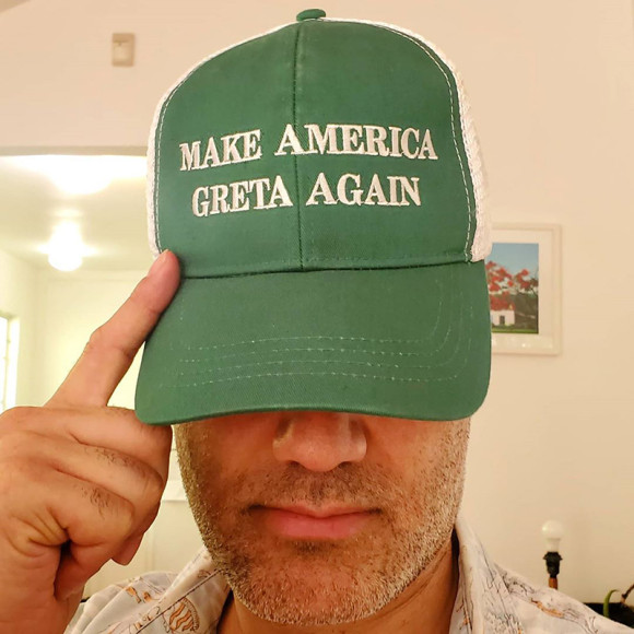 Тайка Вайтити в бейсболке «Make America Greta Again»