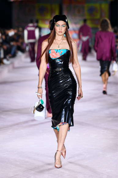 Джиджи Хадид на показе Versace