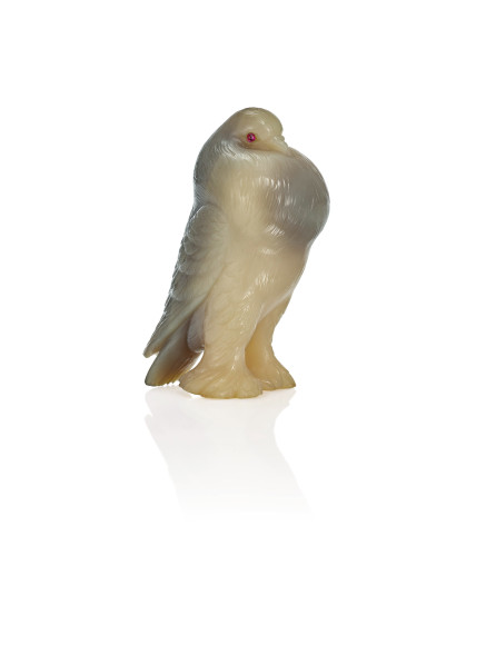 Фигурка голубя из халцедона, украшенная драгоценными камнями (£50–70 тыс.)