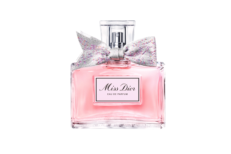 Женский цветочно-восточный аромат Miss Dior Eau de Parfum, Dior с нотами ириса, пиона, ландыша, абрикоса, розы, персика, ванили, бобов тонка, мускуса, бензоина и сандала, от 7910 руб. («Рив Гош»)