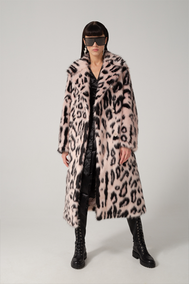 Очки Saint Laurent, серьги Isabel Marant, пальто Stella McCartney, платье Dries Van Noten, сапоги Gianvito Rossi