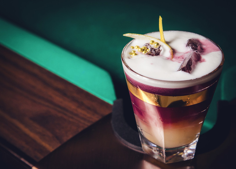 Винтажный американский коктейль Continental Sour (бурбон, порт, сахар, яичный белк и лимонный сок)