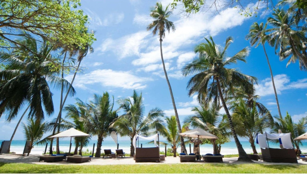 Зона отдыха на пляже в отеле Almanara Luxury Villas