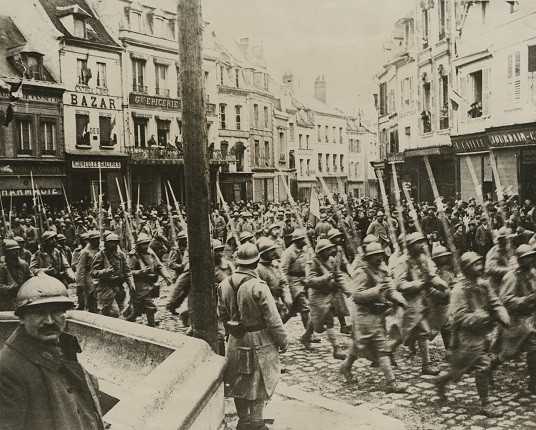 Неизвестный автор. «Победный марш французских войск через Нуайон», 1915-1918