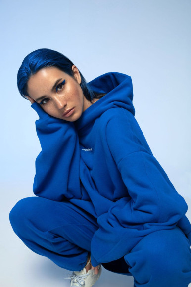 Коллаборация Monochrome X Pantone, посвященная главному цвету 2020 года
