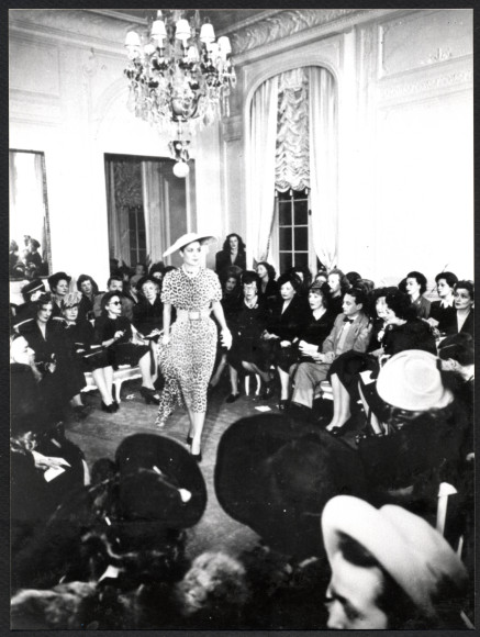 Костюм, украшенный принтом «Jungle», показ Christian Dior 1947 год