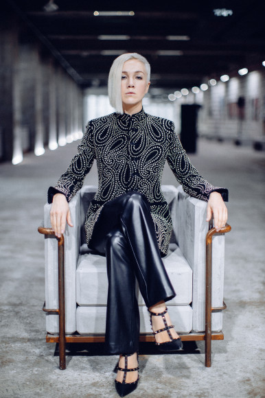 На Дарье Мороз: жакет Saint Laurent, брюки Theory, туфли Valentino
