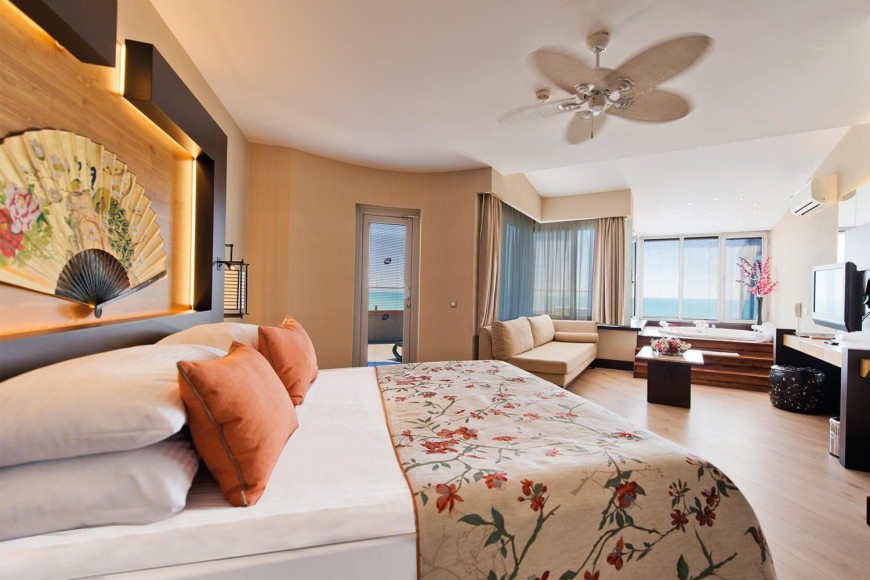 Сьют с джакузи  Limak Lara Deluxe Hotel & Resort (Limak Lara)