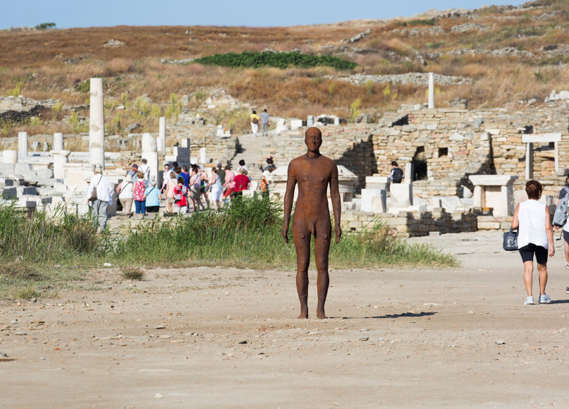 Фото: Natalia Tsoukala / Courtesy NEON; Ephorate of Antiquities of Cyclades & the artist