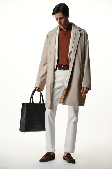 Плащ и пиджак — все Loro Piana, поло Andrea Campagna, джинсы Brunello Cucinelli, лоферы Doucal's, сумка Celine, ремень Ralph Lauren
