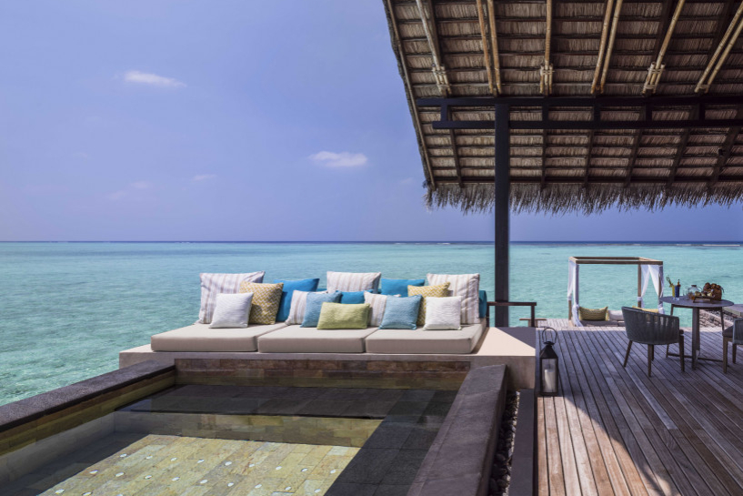 Бассейн и терраса на вилле на воде Water Villa на курорте One&Only Reethi Rah (Мальдивы)