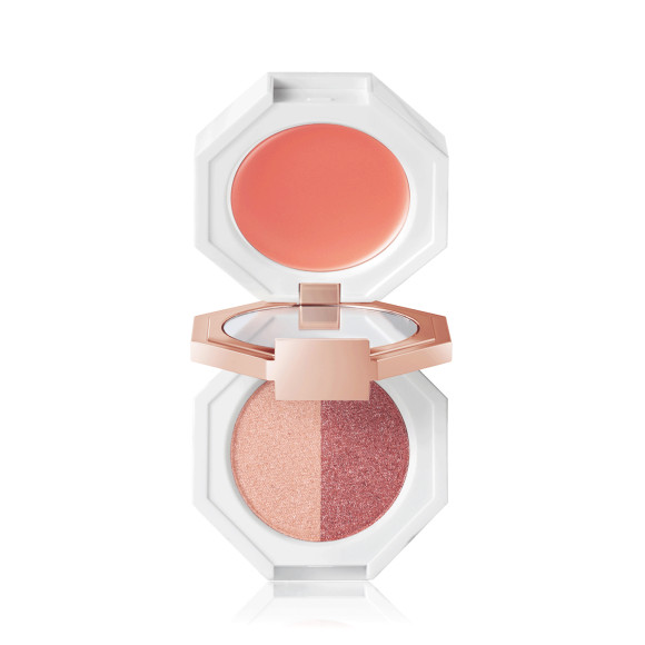 Палетка Paradise Dual Palette — Strawberry Crush, Dear Dahlia включает в себя универсальные тени для век и мультифункциональный бальзам для макияжа губ, щек и глаз. В состав средств входят натуральные масла и экстракт георгина, которые питают кожу и защищают ее от раздражения