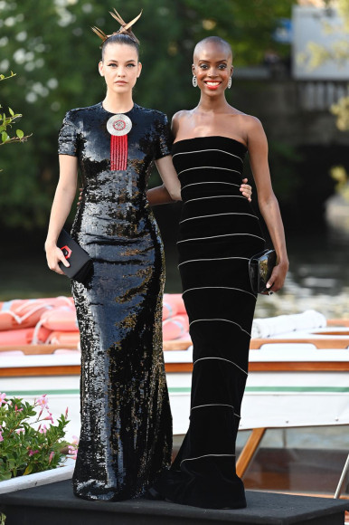 Барбара Палвин в Armani Prive, Couture Spring 2019 и Мэдисин Райан в Giorgio Armani