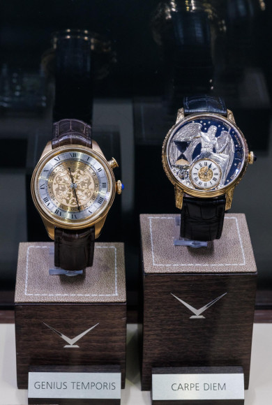 Часы Genius Temporis с одной стрелкой отсылают к карманным часам XVI века. На циферблате модели Capre Diem можно заметить индикатор, имитирующий работу песочных часов, отмеряющий 10-минутный отрезок времени