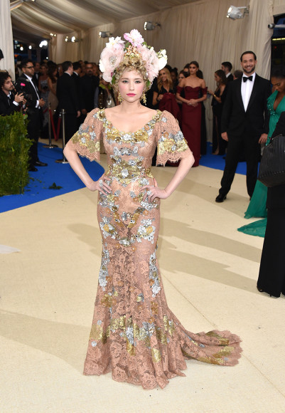Хейли Беннетт в Dolce & Gabbana