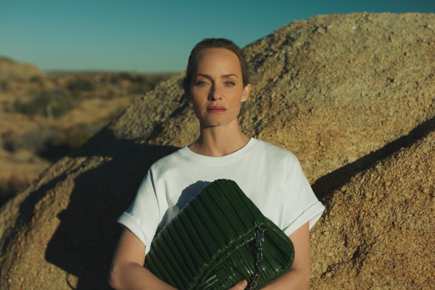 Эмбер Валлетта в рекламной кампании коллаборации с Karl Lagerfeld 