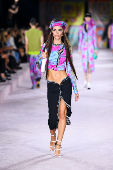 Эмили Ратаковски на показе Versace