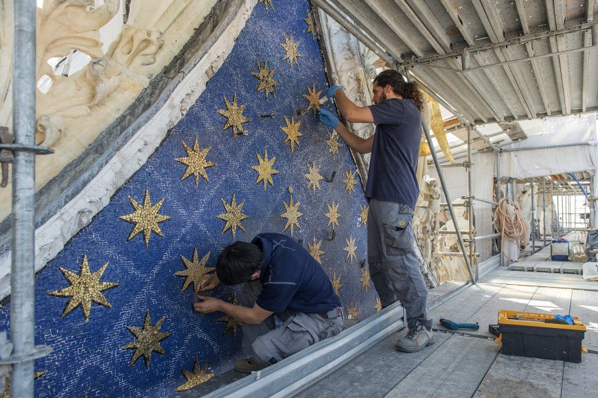 Процесс реставрации синей мозаики с золотыми звездами на фасаде базилики Святого Марка в Венеции