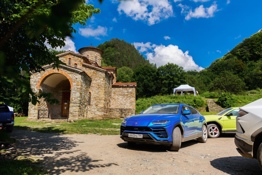 Кроссовер Urus, Lamborghini в оттенке синий Blu Eleos в Пхие, рядом с Южным, Северным и Средним храмами