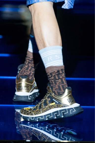 Детали совместной коллекции Fendi и Versace