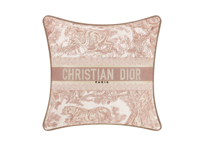 Подушка Dior, 86 500 руб. (Dior)