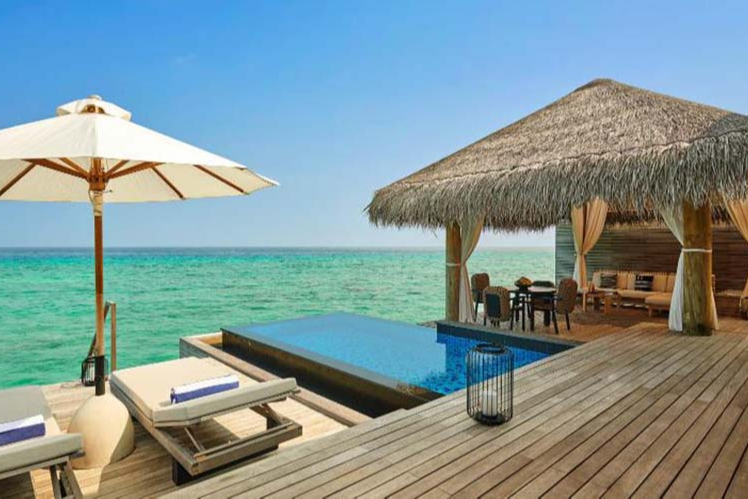 Терраса и бассейн на вилле Fairmont Maldives Sirru Fen Fushi