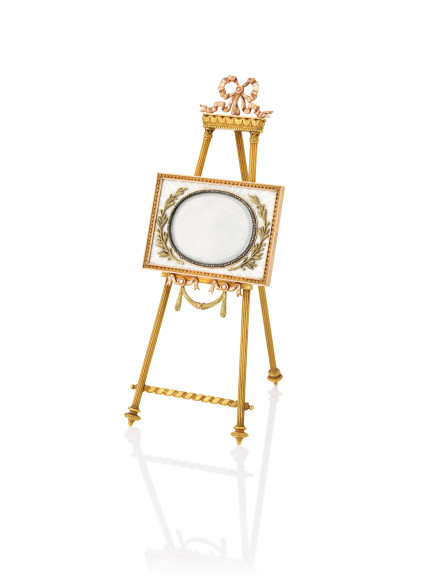 Рамка для фотографии из трехцветного золота с драгоценными камнями и эмалью гильоше (£80–120 тыс.)