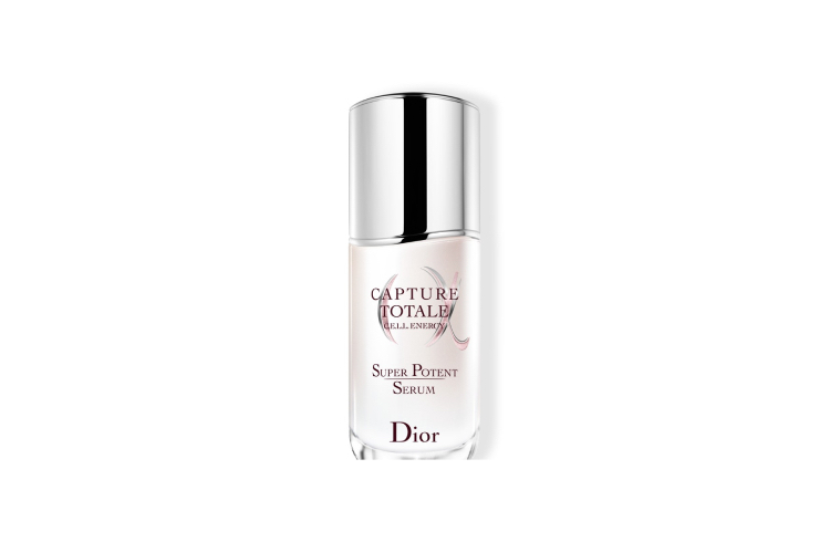 Сыворотка для кожи вокруг глаз Super Potent Eye Serum, Capture Total, Dior содержит фирменный компонент — лонгозу, растение, известное своими восстанавливающими свойствами. Формула также обогащена экстрактом ржи, уплотняющим кожу, антивозрастной ацетилированной гиалуроновой кислотой и смягчающим глицерином. Средство стимулирует способность стволовых клеток кожи к регенерации, повышает тонус, плотность, упругость и эластичность кожи