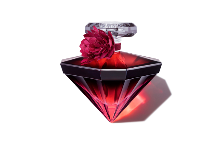 Женская парфюмерная вода Trésor La Nuit Intense, Lancôme с нотами дамасской розы, вишни, миндального молочка, мадагаскарской ванили и древесными аккордами, от 5175 руб. (lancome.ru)
