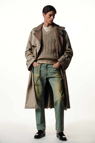 Плащ Balenciaga, жилет Loro Piana, джемпер Brunello Cucinelli, джинсы Maison Margiela