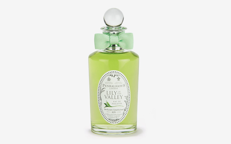 Lily of the Valley, Penhaligon`s
Свежий как май и оптимистичный как сама весна аромат открывается нотами бергамота, лимона и герани, в сердце собран букет из ландыша, розы, иланг-иланга и жасмина, в шлейфе звучат ноты дубового мха и сандалового дерева.