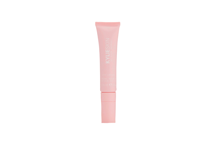 Крем Kylie Skin Eye Cream, Kylie Skin by Kylie Jenner включает в себя микс из кофеина, зеленого чая, витаминов Е и С, экстракта граната и масла семян жожоба. Он уменьшает мешки под глазами, убирает темные круги, осветляет, увлажняет кожу под глазами и борется с мимическими морщинами