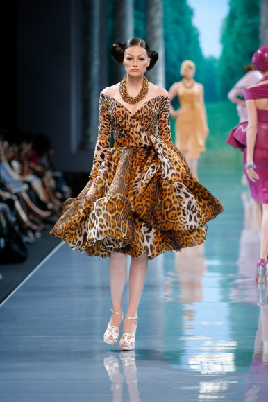 Платье с леопардовым принтом, созданное Джоном Гальяно, показ Christian Dior 1998 год