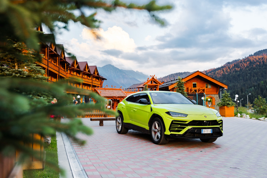 Кроссовер Urus, Lamborghini в оттенке желто-зеленый Verde Scandal в Архызе