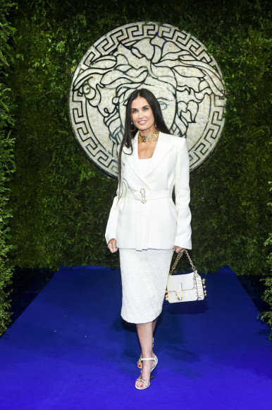Дэми Мур на показе совместной коллекции Fendi и Versace
