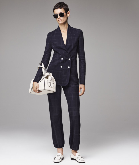 В третьем по счету обновлении коллекции Giorgio Armani New Normal как всегда можно найти одежду, которая тут же перейдет в разряд любимой.