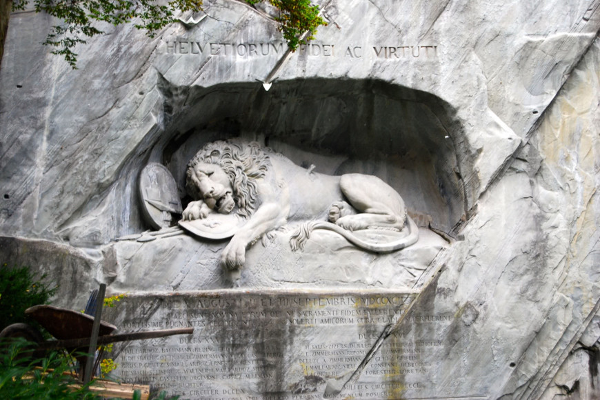 Скульптура «Умирающий лев»