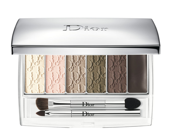 В палитре Backstage Eye Reviver (оттенок 002) из летней коллекции Dior найдутся оттенки и для легкого утреннего макияжа глаз, и для драматичных smoky eyes на вечер. Плюс набор кистей — тоже на любой случай.
