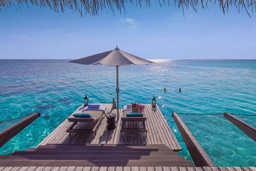 Зона отдыха на вилле на воде Water Villa на курорте One&Only Reethi Rah (Мальдивы)