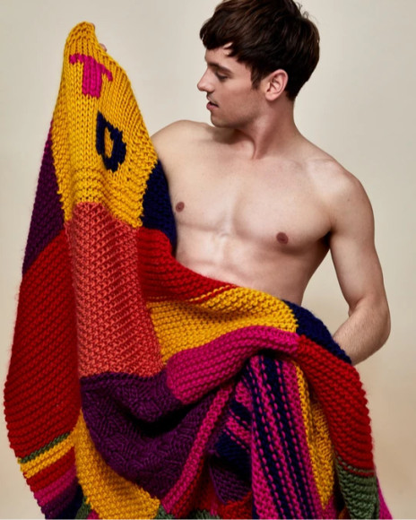 Том Дейли с пледом, связанном при помощи набора Made with love by Tom Daley