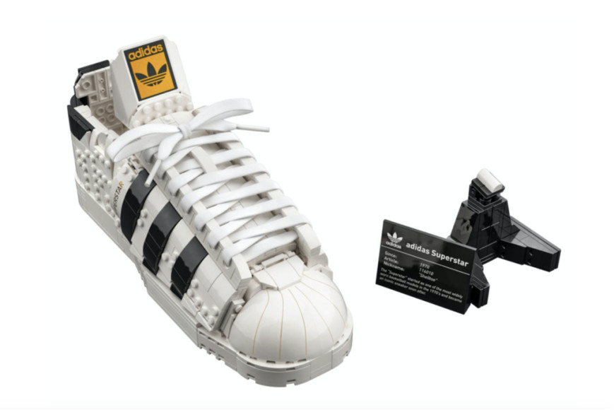 Конструктор Lego в виде кроссовка adidas Superstar